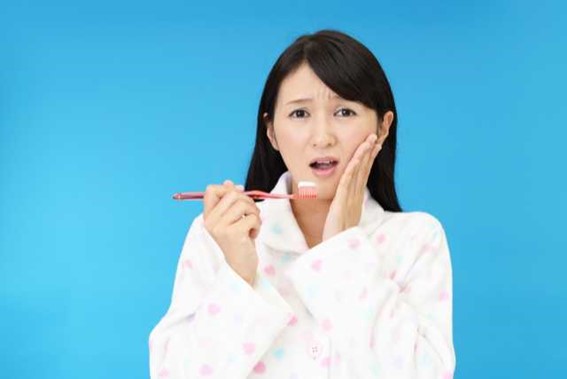 歯が痛い女性