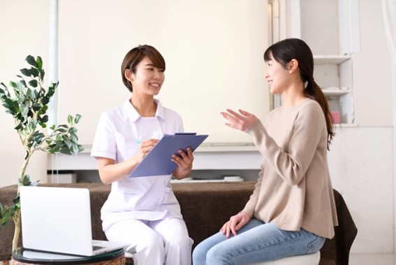 患者に説明をしている様子
