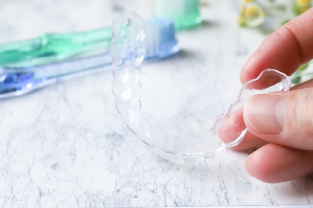 マウスピースを手で持っている画像