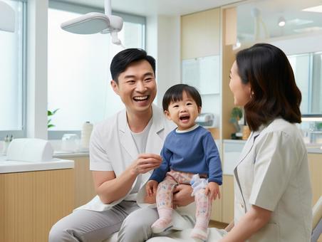 歯の検診を受ける男の子