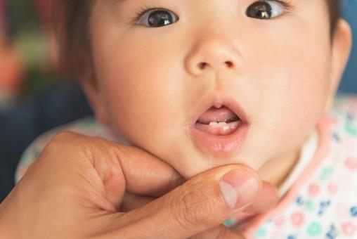 口を開ける赤ちゃん