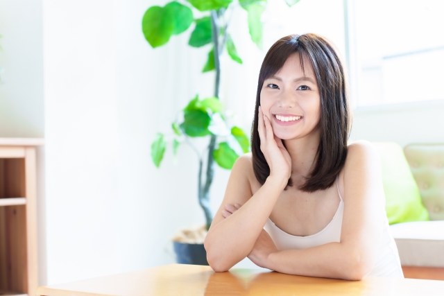 歯を見せて笑う女性