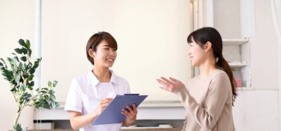 歯科衛生士のカウンセリングを受ける患者