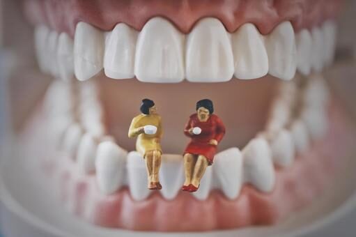 歯の上で食事をする人形のイメージ画像