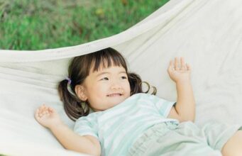 ハンモックでくつろぐ女の子