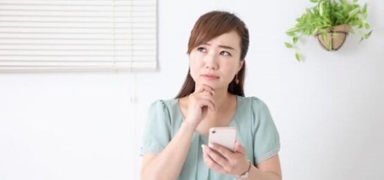 悩んでいる女性